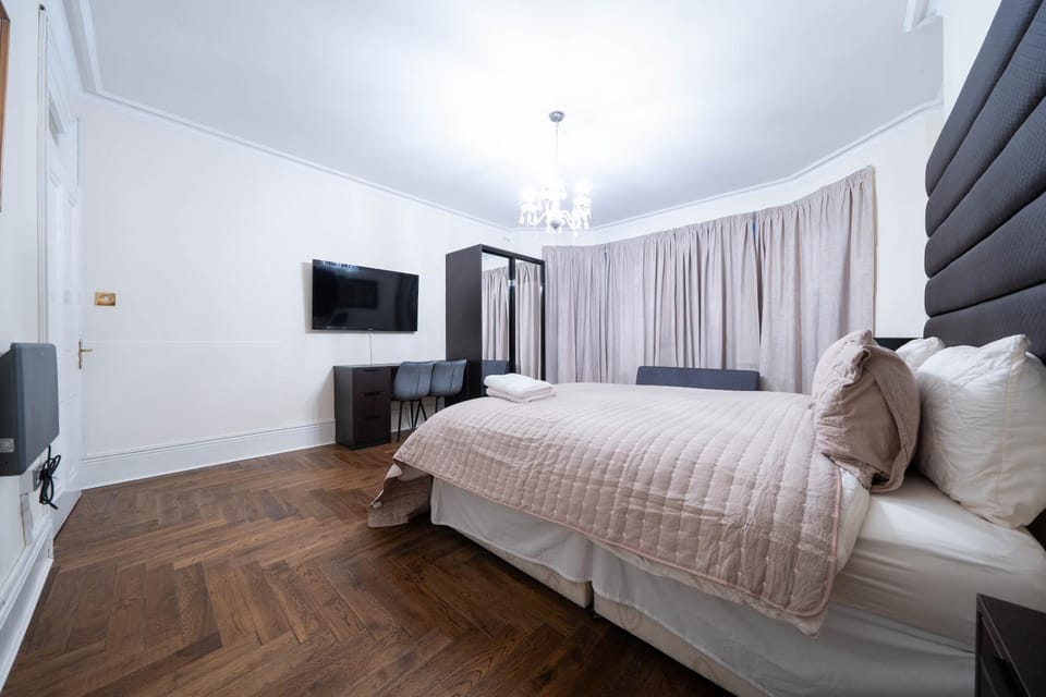 Bed, TV and multimedia, Photo of the whole room, Evening entertainment, Bedroom