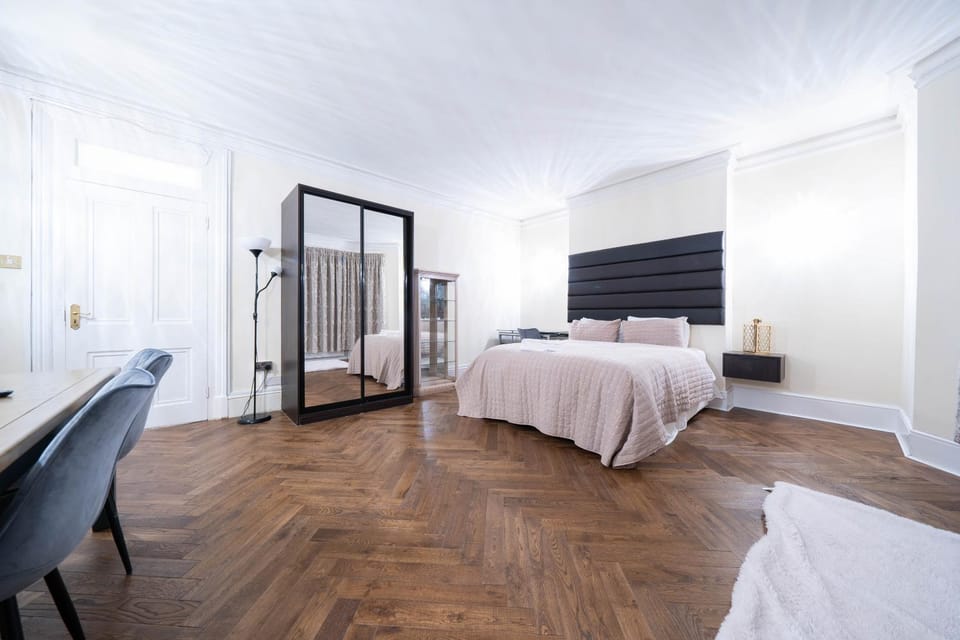 Bed, Photo of the whole room, Bedroom