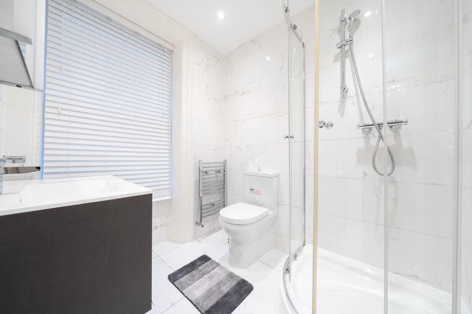 Shower, Toilet, Bathroom, towels