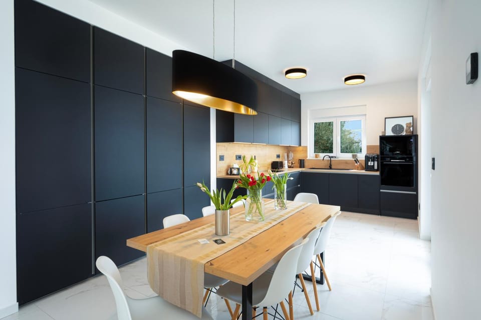 Kitchen or kitchenette, Dining area, minibar, pet friendly