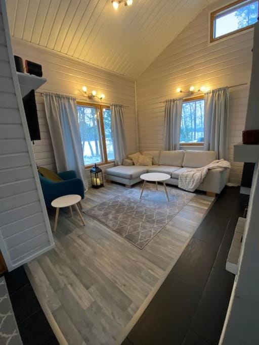 Käpälämäki puhtaan veden äärellä omassa rauhassa Chalet in Finland