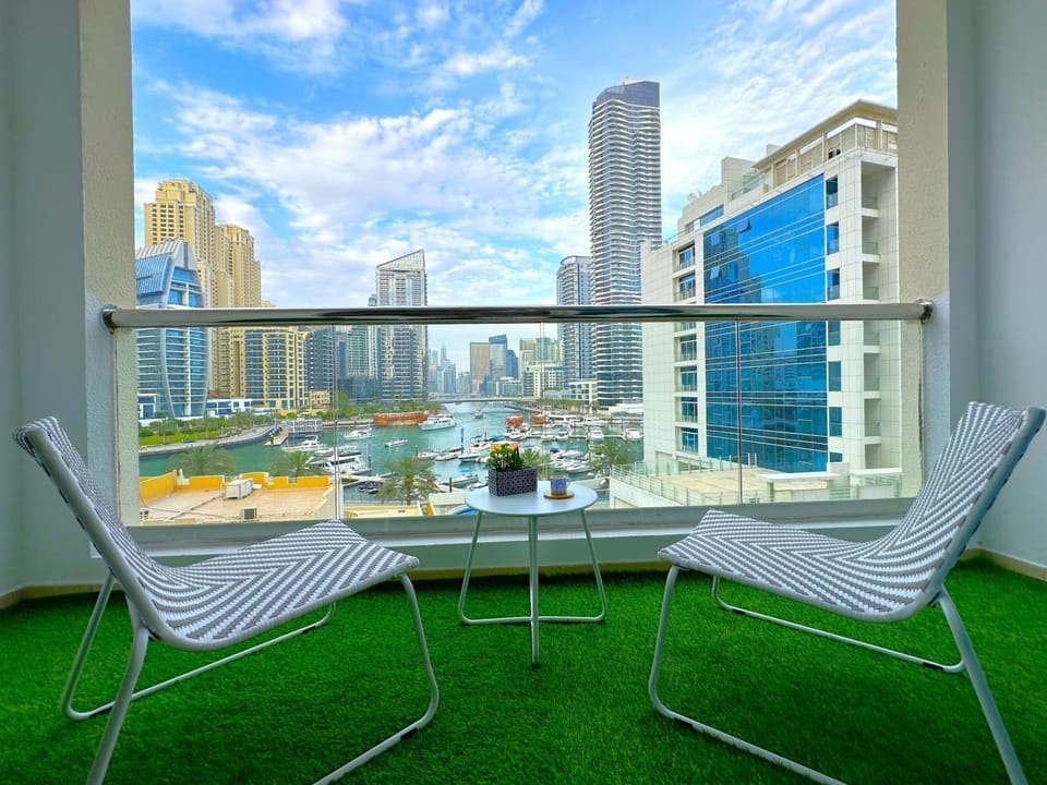 Property building, Patio, View (from property/room), Balcony/Terrace, Living room, Seating area, City view, sunbed