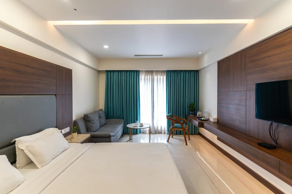 Communal lounge/ TV room, Bed, TV and multimedia, Photo of the whole room, Seating area, Evening entertainment, Bedroom, wardrobe