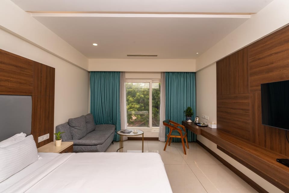 Bed, TV and multimedia, Living room, Seating area, Bedroom