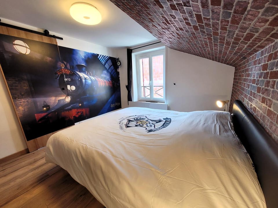 Bed, Photo of the whole room, Decorative detail, Bedroom