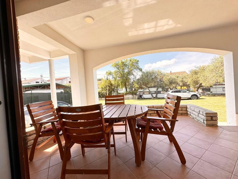 Day, Seating area