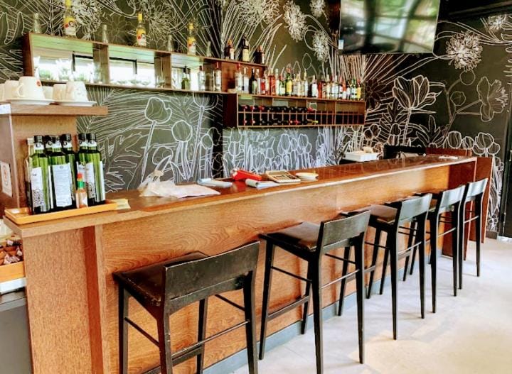 Restaurant/places to eat, Lounge or bar