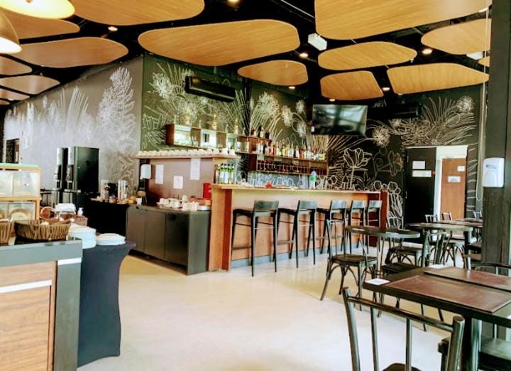 Restaurant/places to eat, Lounge or bar