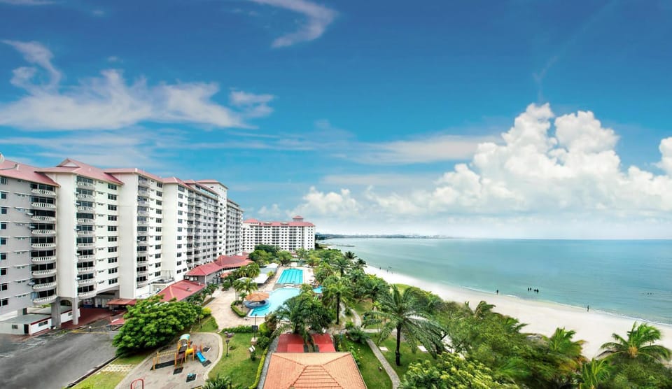 Property building, Nearby landmark, Communal lounge/ TV room, Day, Natural landscape, Beach, Pool view, Sea view, Swimming pool