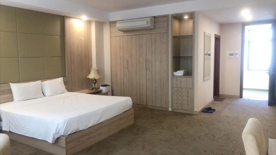 Bed, Photo of the whole room, wardrobe, air conditioner