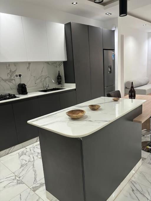 (LPK0B) Loft Modern Wifi HD Apartment in Dakar