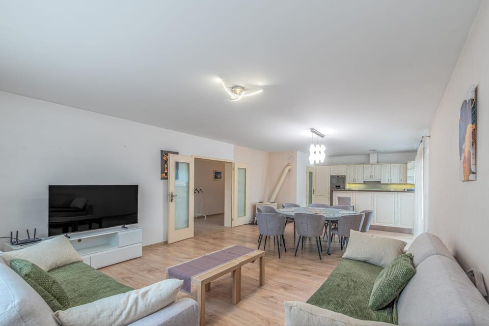 Communal lounge/ TV room, TV and multimedia, Kitchen or kitchenette, Seating area, Dining area, Evening entertainment