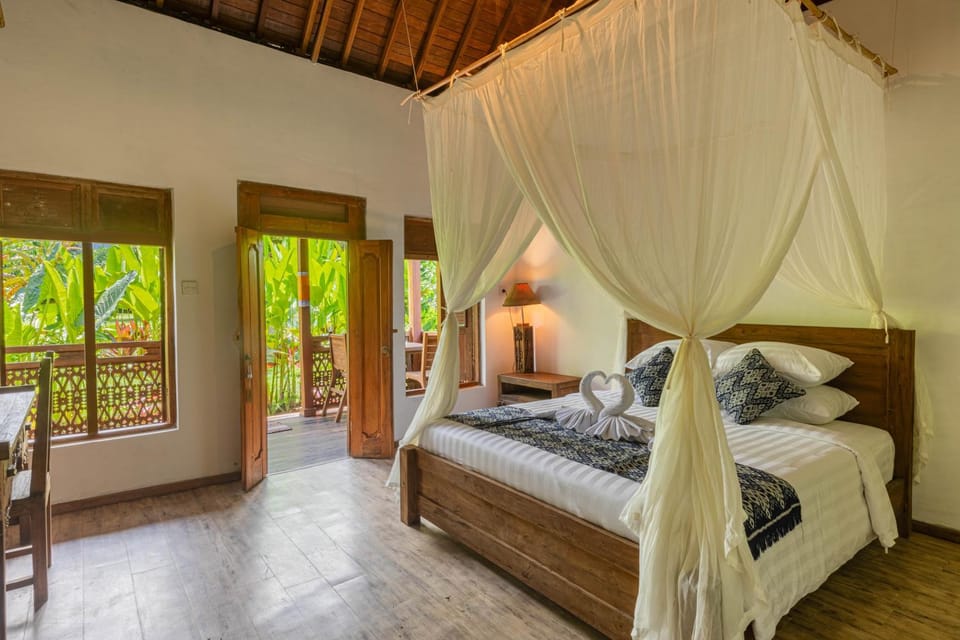Bed, Garden, View (from property/room), Photo of the whole room, Decorative detail, Bedroom, Garden view, towels