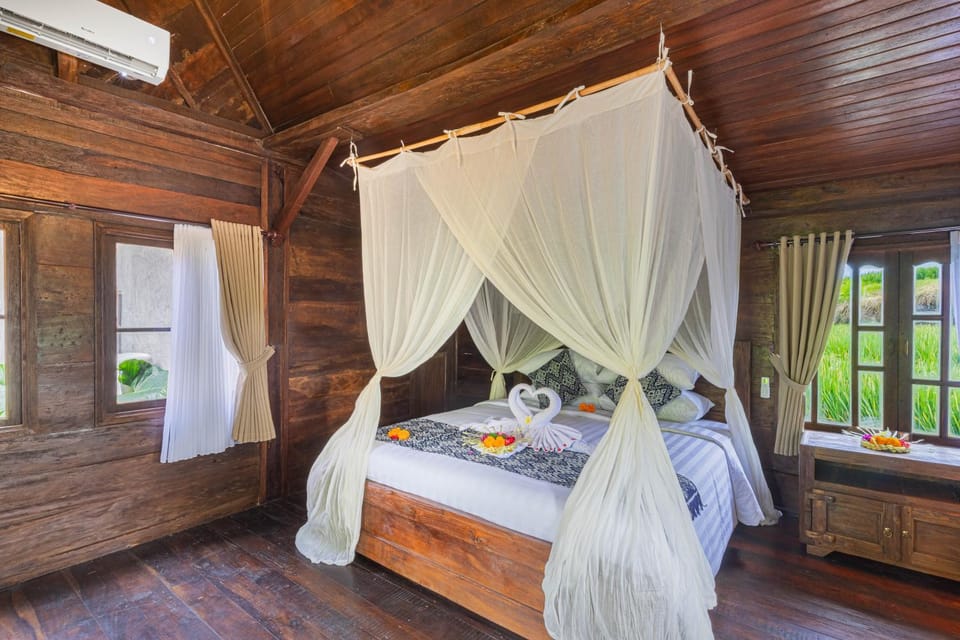 Bed, Photo of the whole room, Decorative detail, Bedroom, Area and facilities, towels, air conditioner