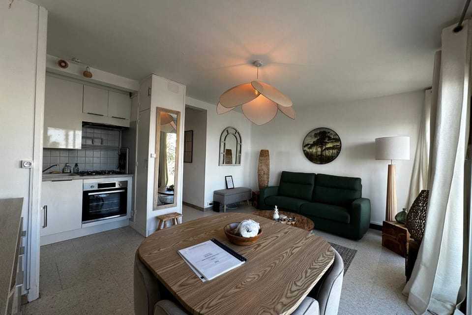 TV and multimedia, Kitchen or kitchenette, Living room, Seating area, Dining area, oven, stove