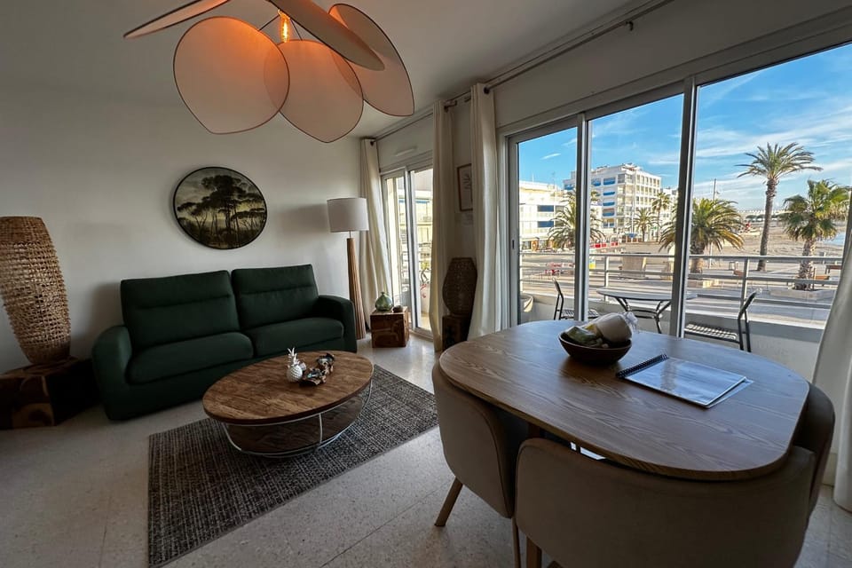 View (from property/room), Balcony/Terrace, Living room, Seating area, Dining area