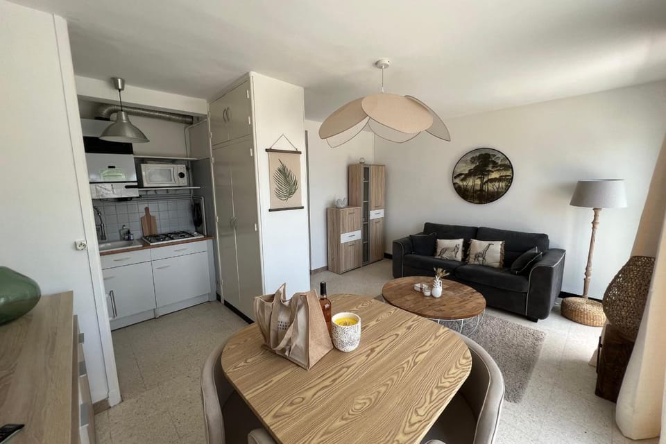 Kitchen or kitchenette, Living room, Seating area, oven, stove