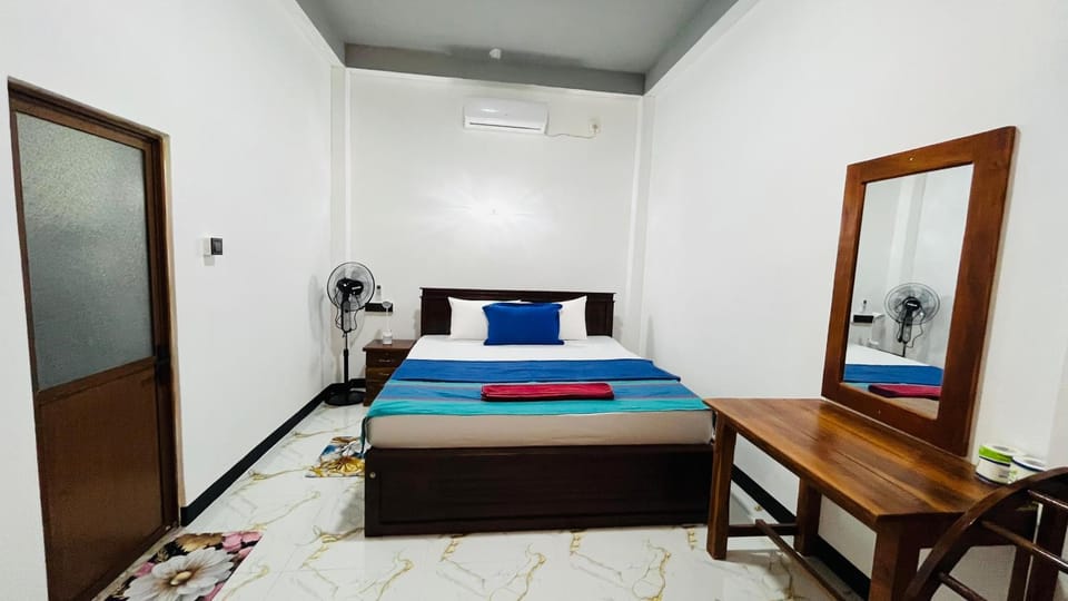 Bed, Photo of the whole room, Seating area, Dining area, air conditioner