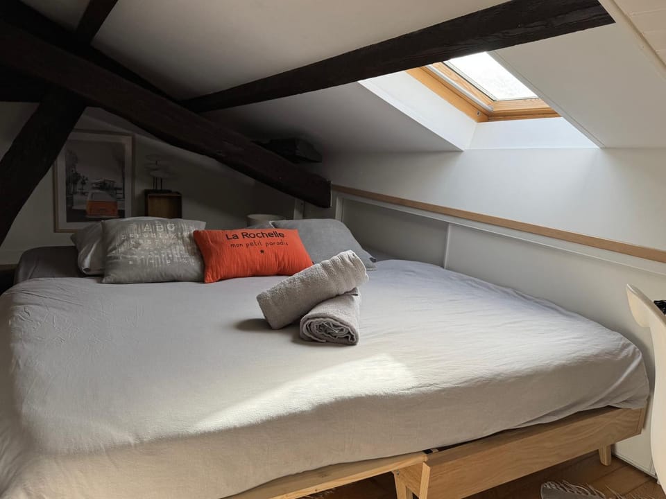 Bed, Photo of the whole room, Bedroom