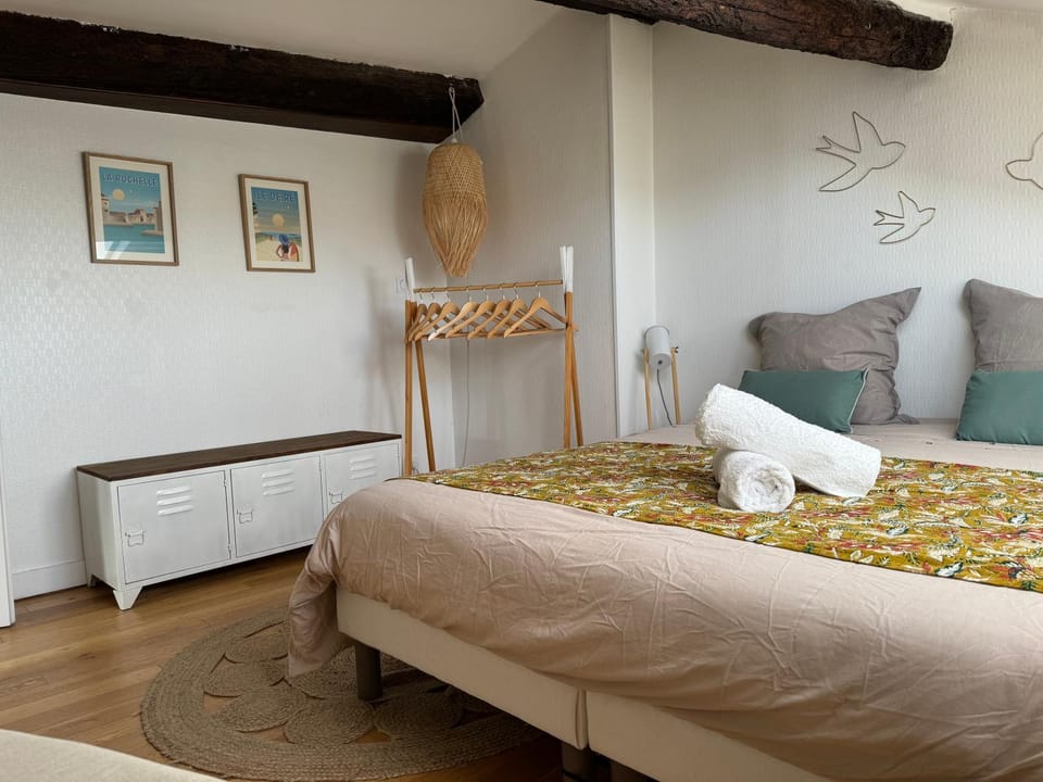 Bed, Photo of the whole room, Bedroom, towels
