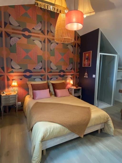 Shower, Bed, Photo of the whole room, Bedroom