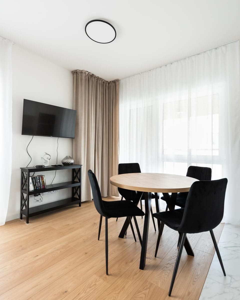 Communal lounge/ TV room, TV and multimedia, Living room, Seating area, Dining area, Evening entertainment