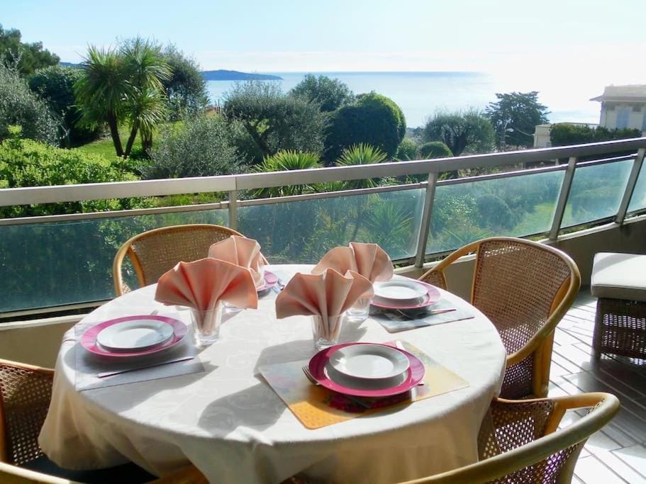Nice Appartement Vue er Grande Terrasse Piscine Bail Mobilité Apartment in Nice