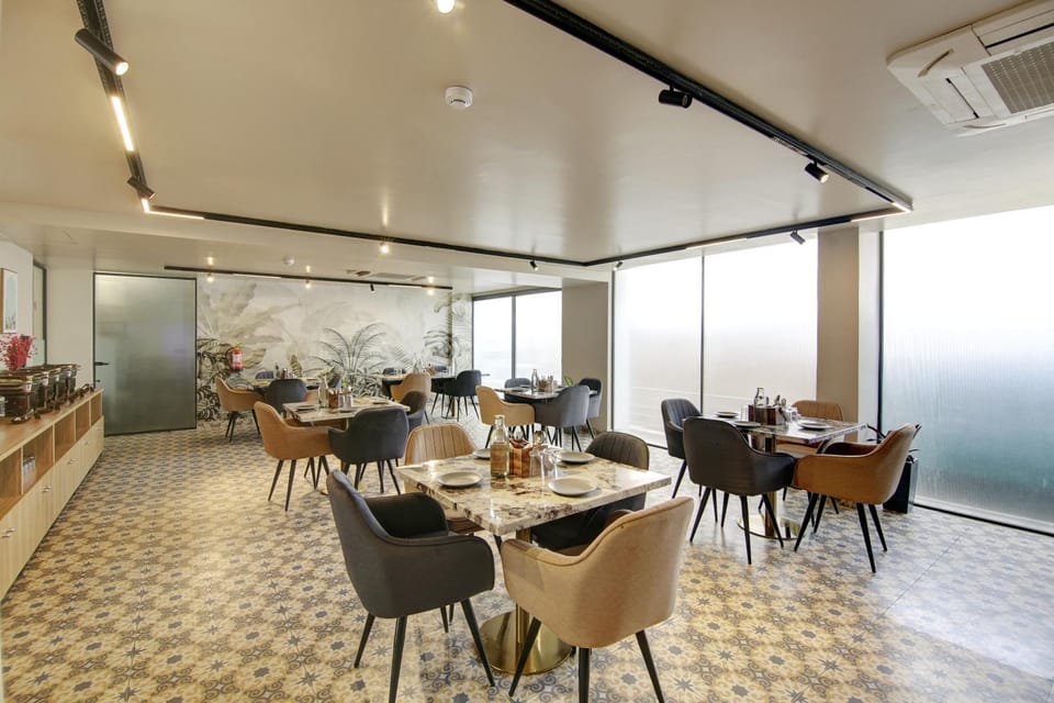 Restaurant/places to eat, Living room, Seating area, air conditioner