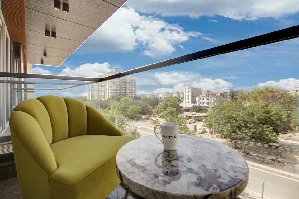 Property building, Patio, Day, Balcony/Terrace, Seating area, City view