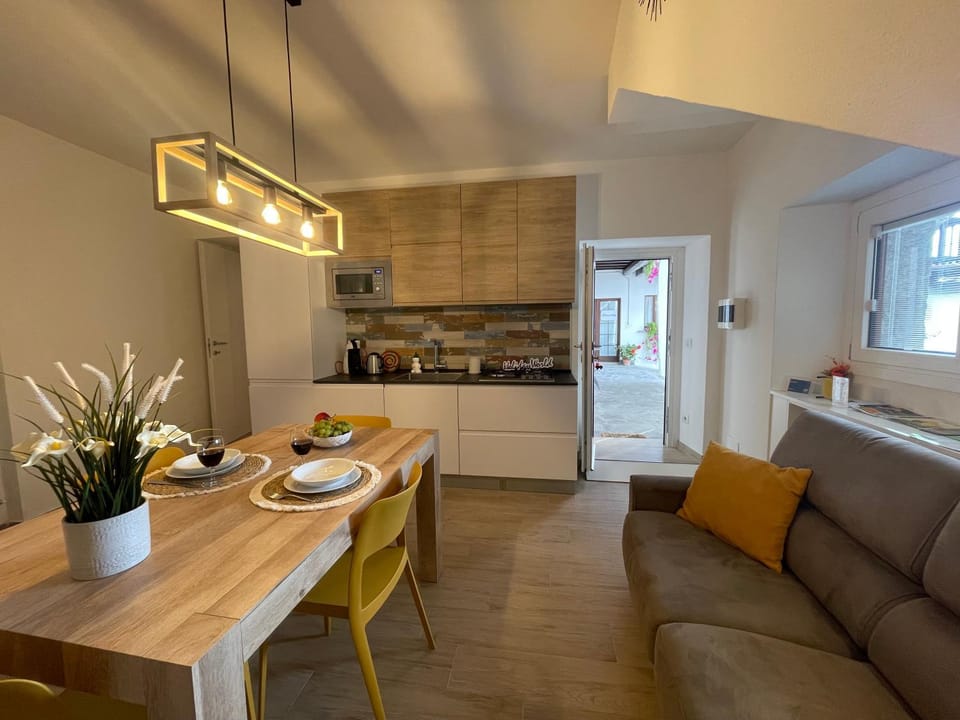 Kitchen or kitchenette, Seating area, Dining area