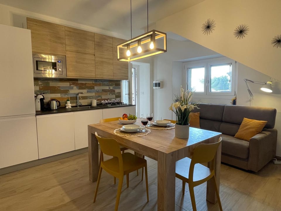 Kitchen or kitchenette, Living room, Seating area, Dining area
