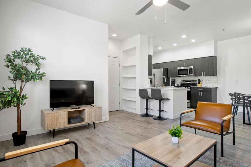 CozySuites Glendale by the stadium with pool 12 Apartment in Glendale