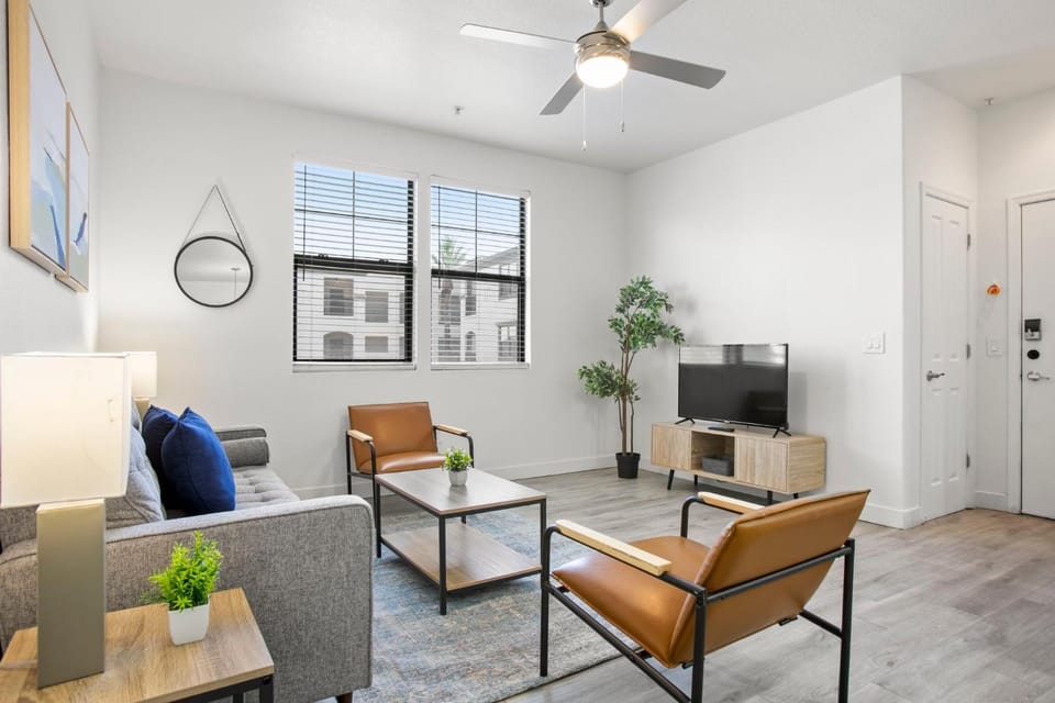 CozySuites Glendale by the stadium with pool 12 Apartment in Glendale