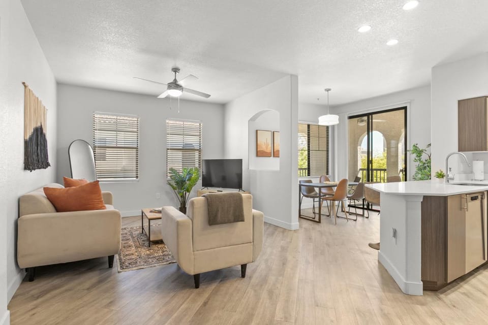 CozySuites Glendale by the stadium with pool 16 Apartment in Glendale