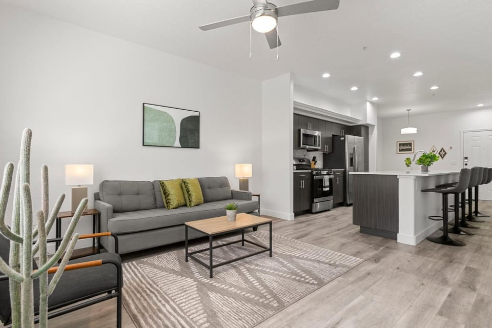 CozySuites Glendale by the stadium with pool 14 Apartment in Glendale