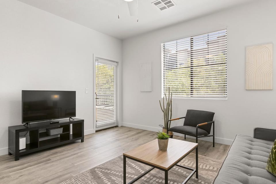 CozySuites Glendale by the stadium with pool 14 Apartment in Glendale