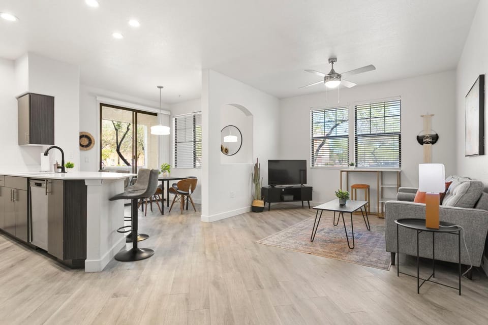 CozySuites Glendale by the stadium with pool 17 Apartment in Glendale