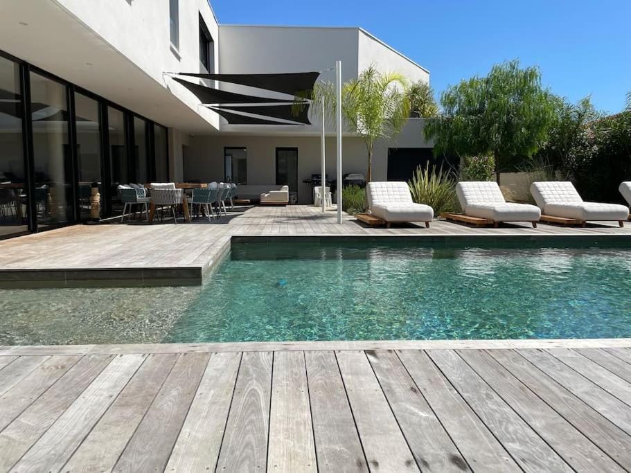 Swimming pool, sunbed