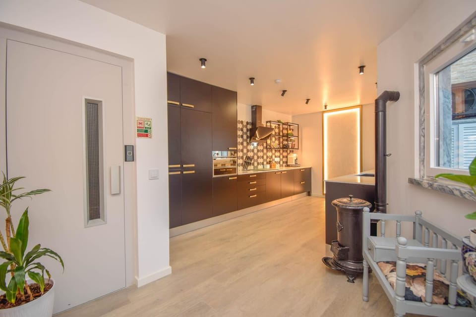 Kitchen or kitchenette, elevator