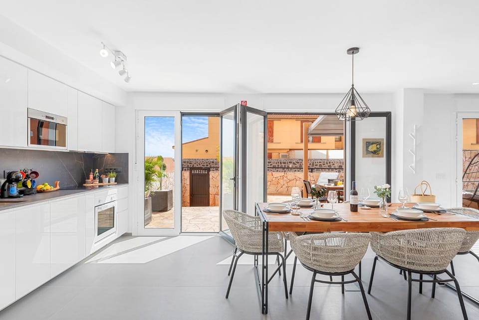 Kitchen or kitchenette, Dining area, minibar, pet friendly, stove