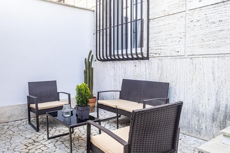 Patio, Day, Dining area
