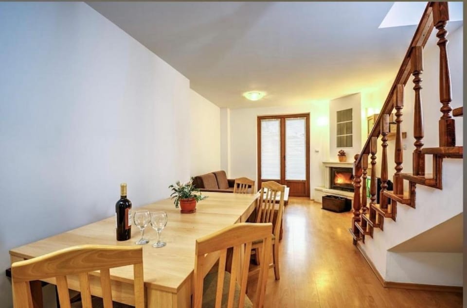 Living room, Decorative detail, Seating area, Dining area, On site, Family