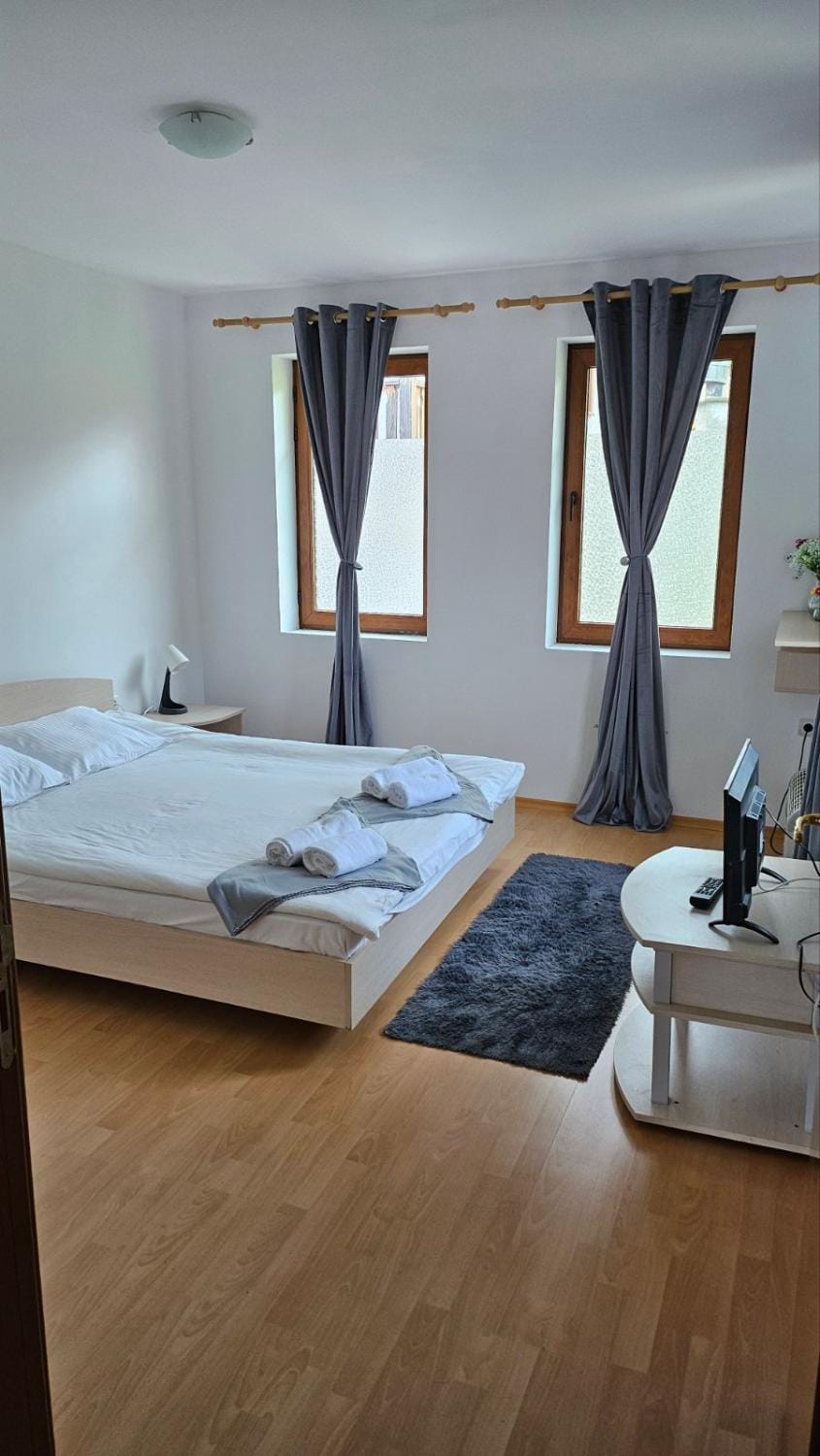 Bed, TV and multimedia, View (from property/room), Photo of the whole room, Bedroom, heating, towels
