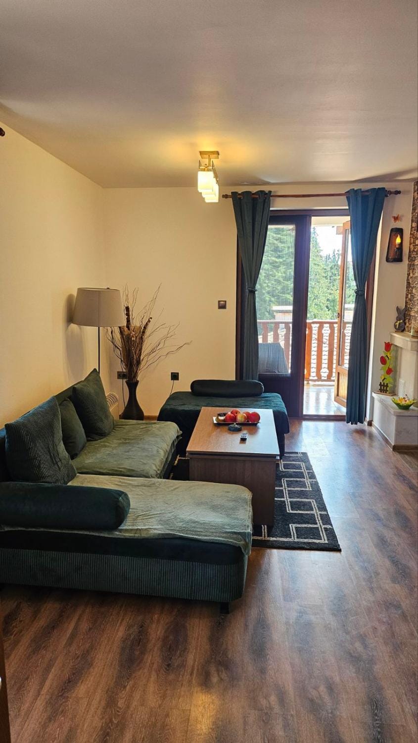 View (from property/room), View (from property/room), Living room, Seating area, Family