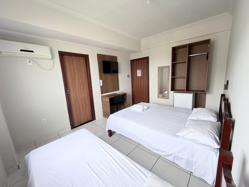 Bed, TV and multimedia, Photo of the whole room, Bedroom, wardrobe, air conditioner