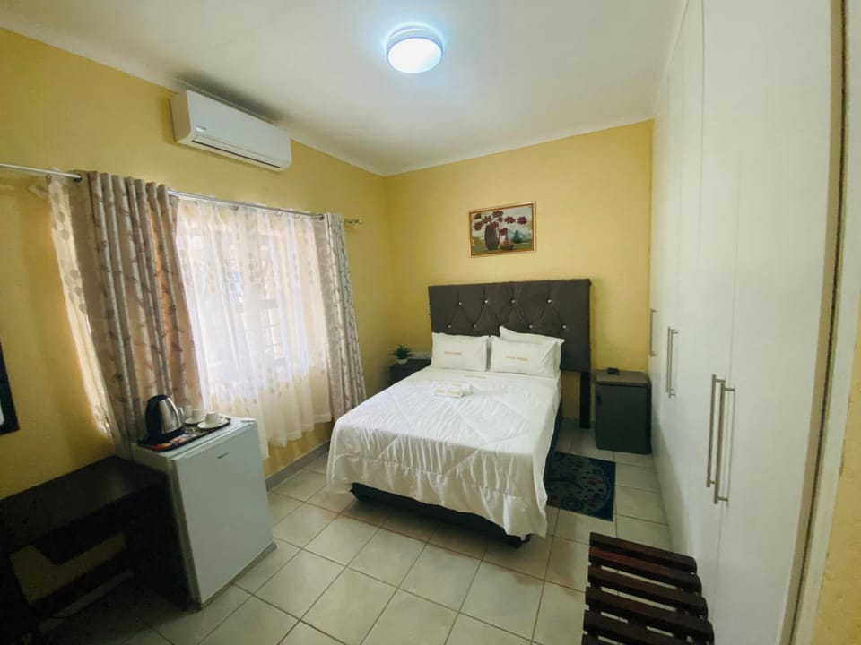 Bed, TV and multimedia, Photo of the whole room, Bedroom, air conditioner