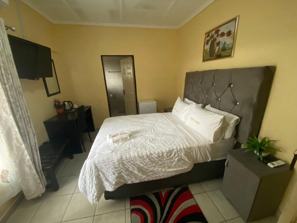 Bed, TV and multimedia, Photo of the whole room, Bedroom, wardrobe