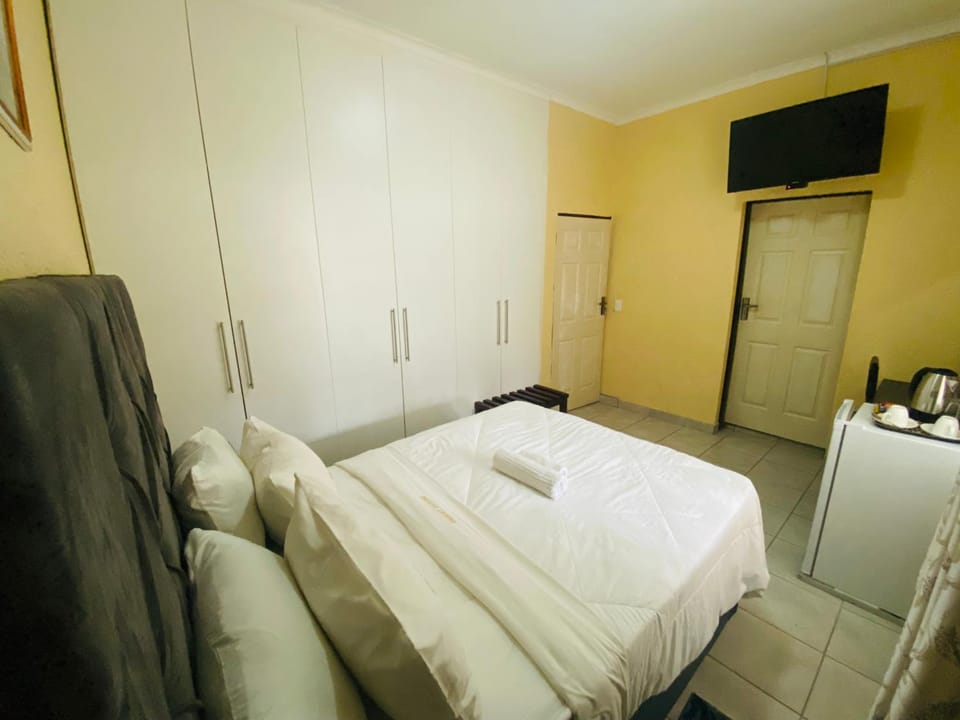 Bed, TV and multimedia, Photo of the whole room, Bedroom, oven, towels, wardrobe