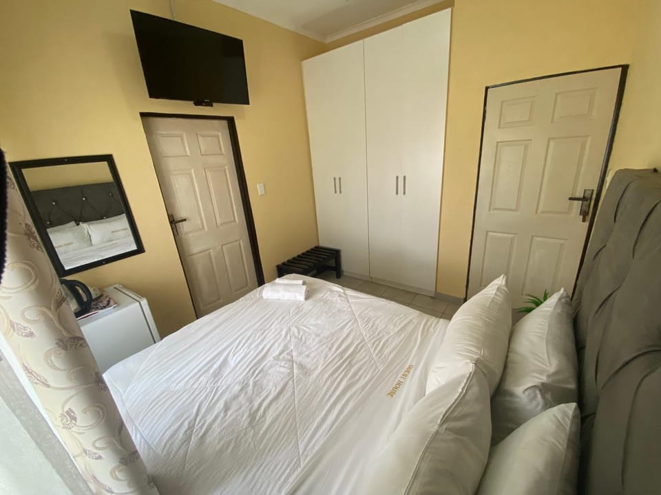 Communal lounge/ TV room, Bed, TV and multimedia, Living room, Photo of the whole room, Bedroom, wardrobe