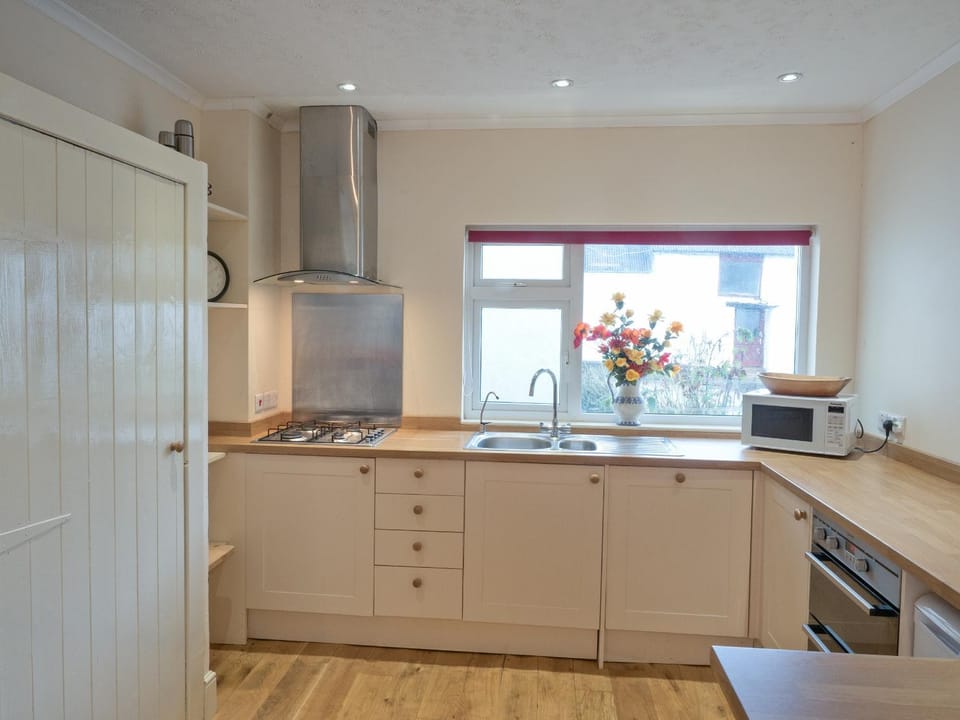 Kitchen or kitchenette, microwave, oven, stove